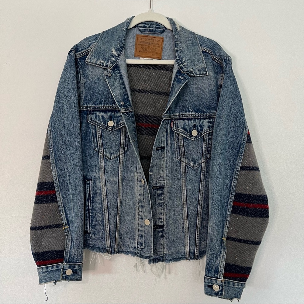 Levi’s Men’s Blanket Back Crop Denim Jacket, Custom Levi’s Button, Size L. 0143.